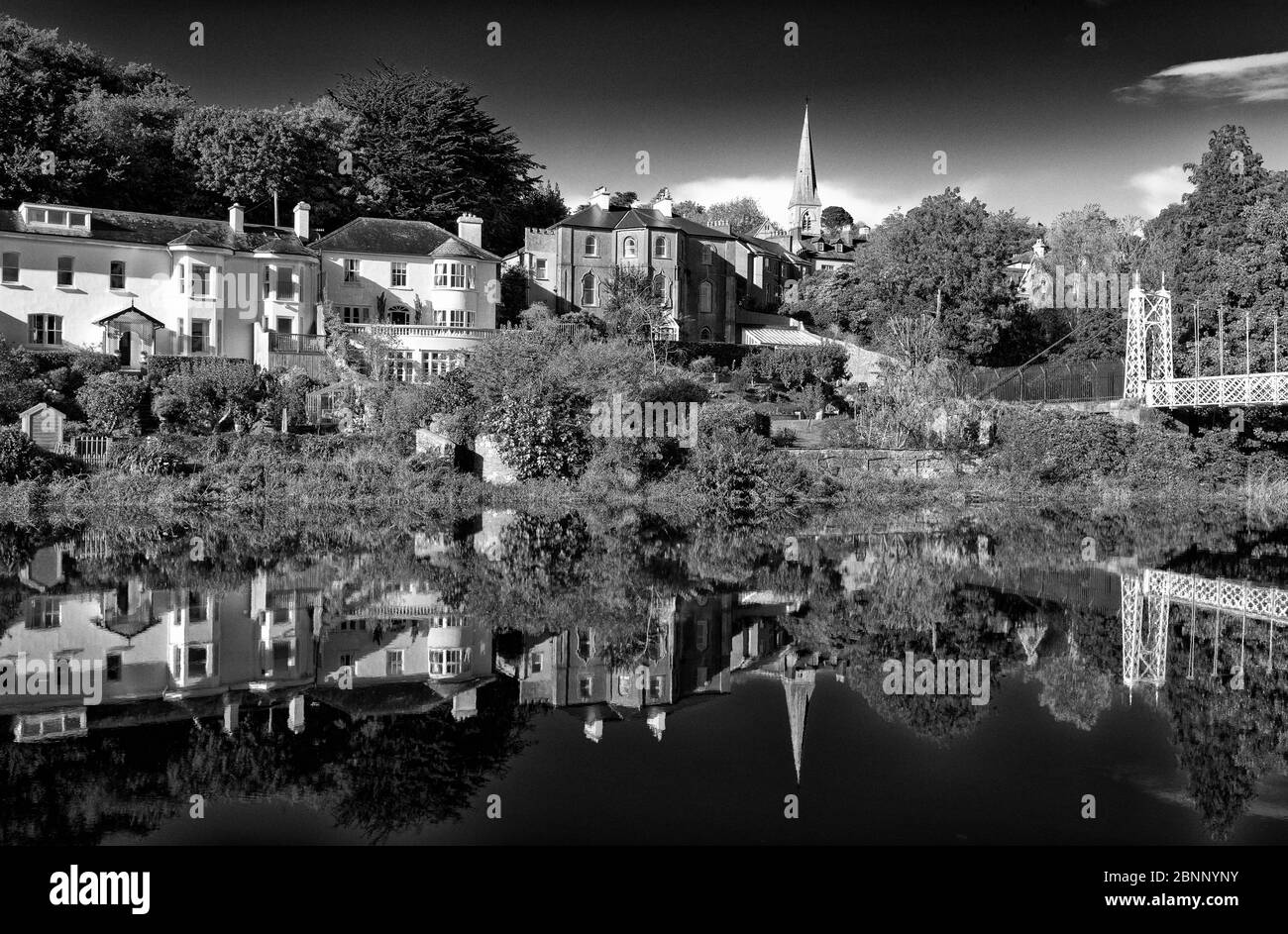 Riflessione di case sul fiume Lee vicino Fitzgearld's Park,, Mardyke, Cork City, County Cork, Munster, Irlanda, Europa Foto Stock