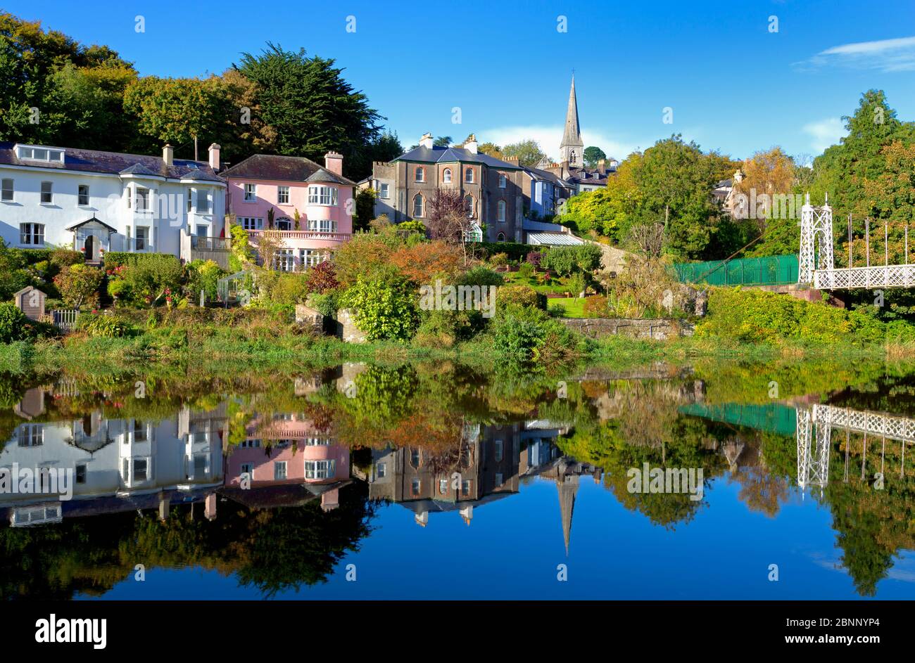 Riflessione di case sul fiume Lee vicino Fitzgearld's Park,, Mardyke, Cork City, County Cork, Munster, Irlanda, Europa Foto Stock