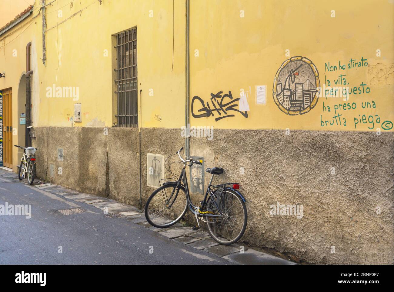 Bicicletta contro muro, Pisa, Toscana, Italia, Europa Foto Stock