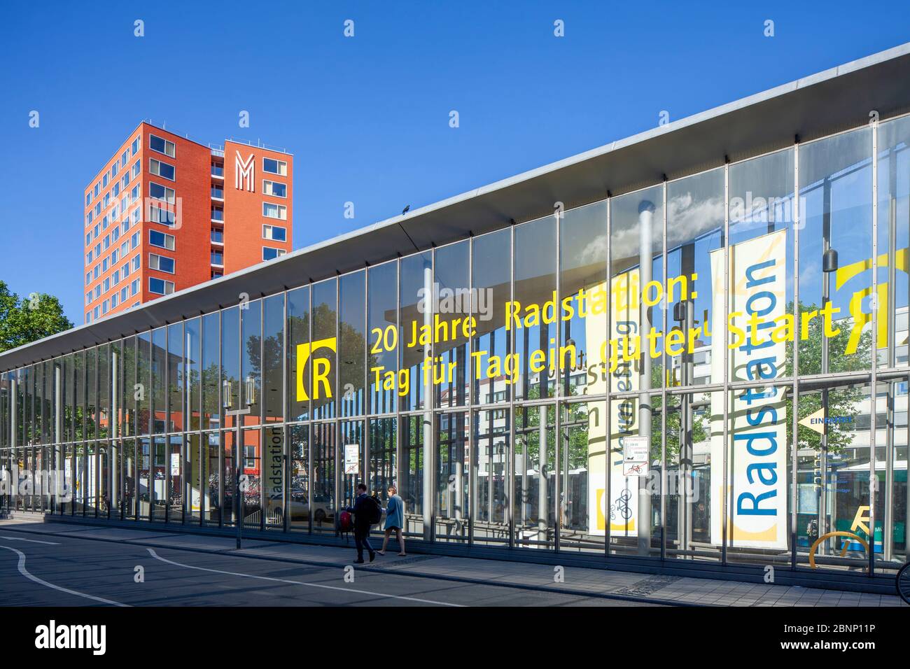 Stazione di bici presso la stazione ferroviaria principale, Munster a Westfalia, Nord Reno-Westfalia, Germania Foto Stock