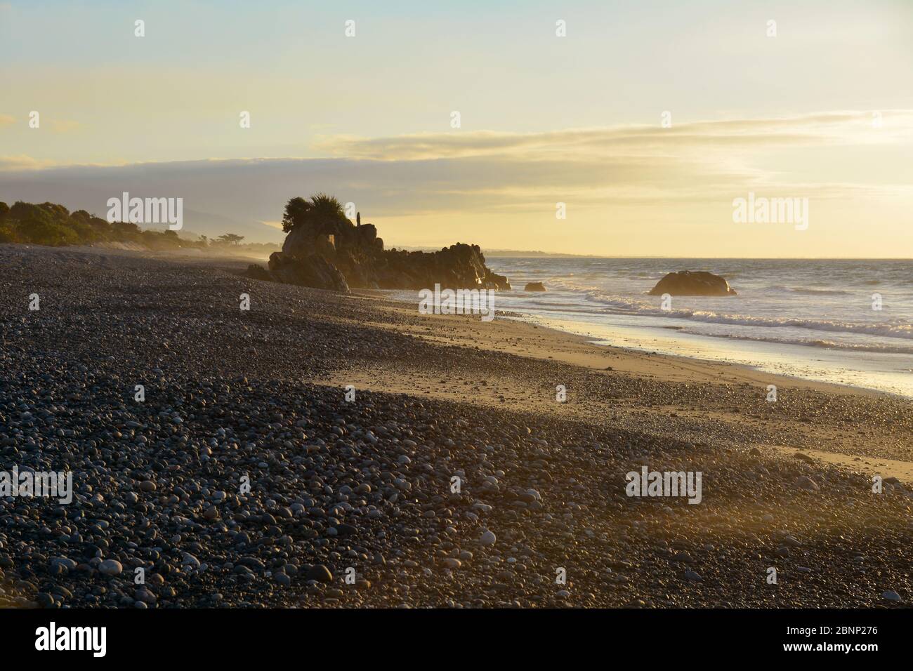 Tramonto con colori caldi sulla spiaggia di Granity, Nuova Zelanda Foto Stock