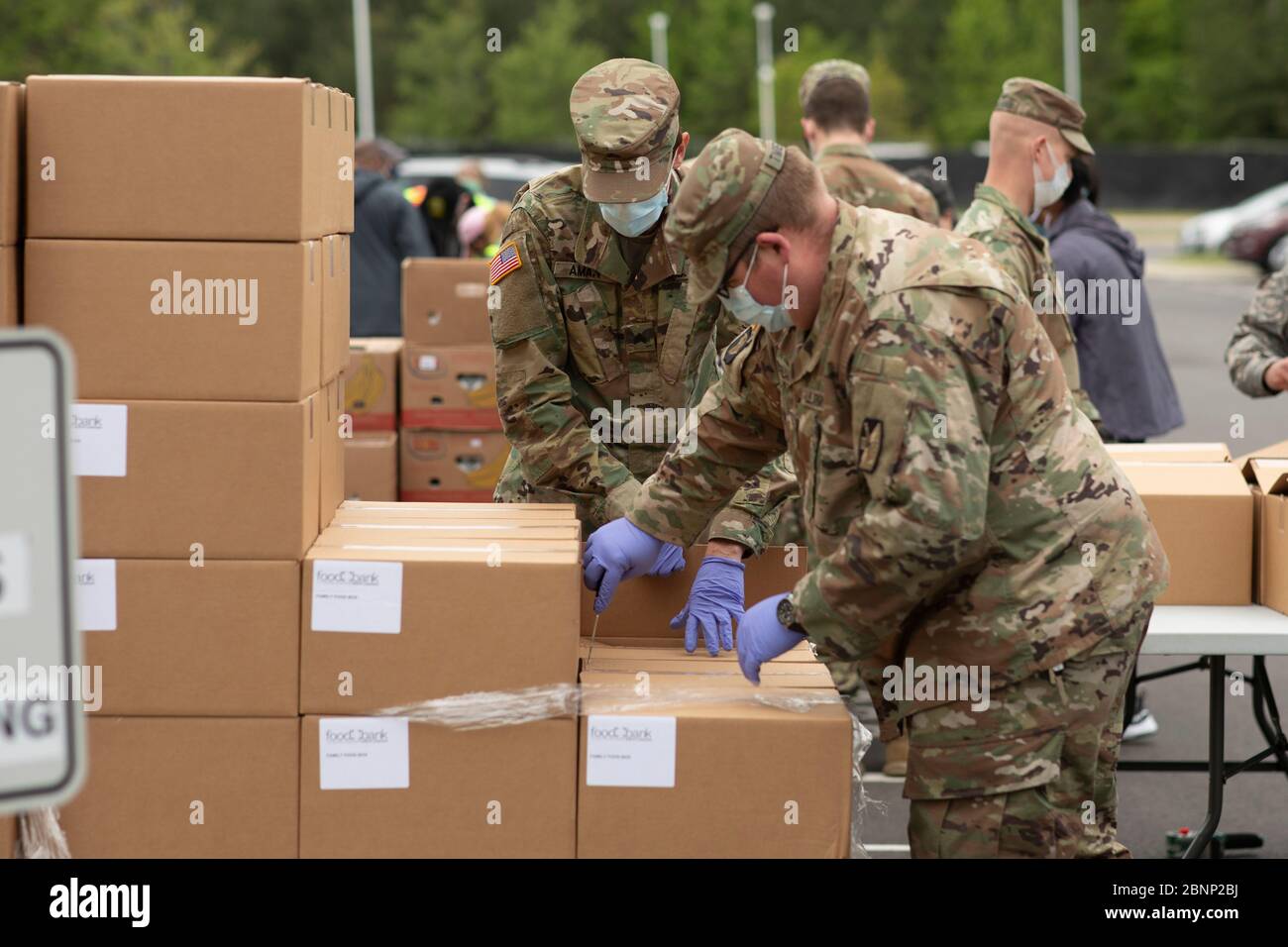 I soldati della Guardia Nazionale del North Carolina preparano scatole di cibo per le famiglie veterane e militari in risposta al COVID-19, pandemia di coronavirus al servizio sociale del conte arancione 13 maggio 2020 a Hillsborough, Carolina del Nord. Foto Stock