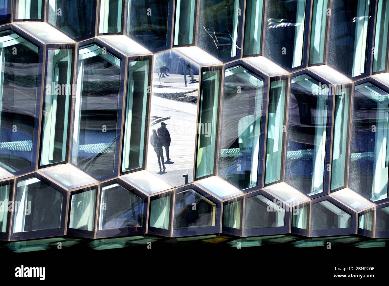 Persone presso l'Harpa, la Grande Sala dei Concerti di Reykjavik Foto Stock