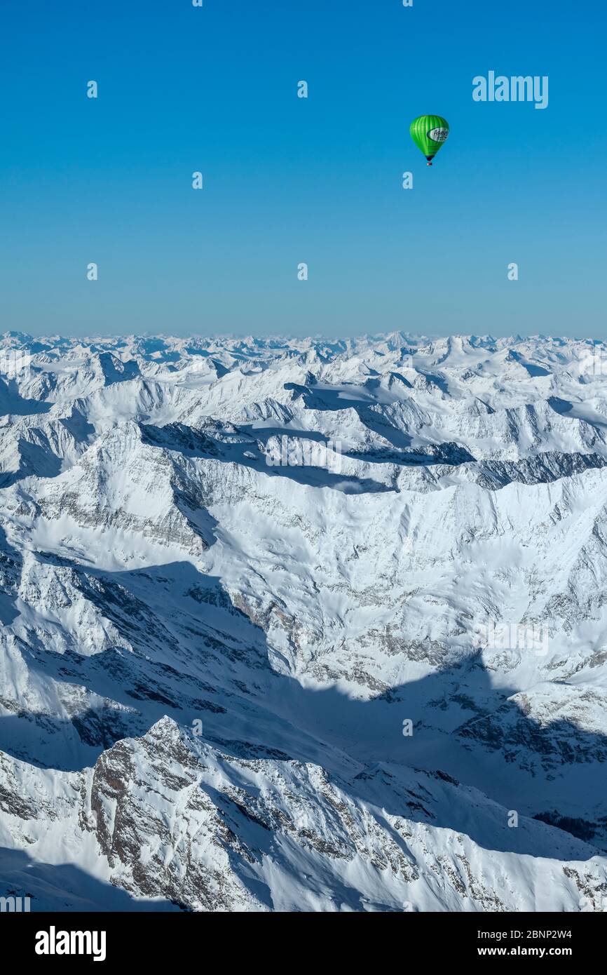 Val Passiria, Alto Adige, Italia, Europa. Attraversando le Alpi in mongolfiera. Vista dal mongolfiera sul Gruppo del Texel, sulle Alpi di Ötztal e sul Gruppo della Silvretta Foto Stock