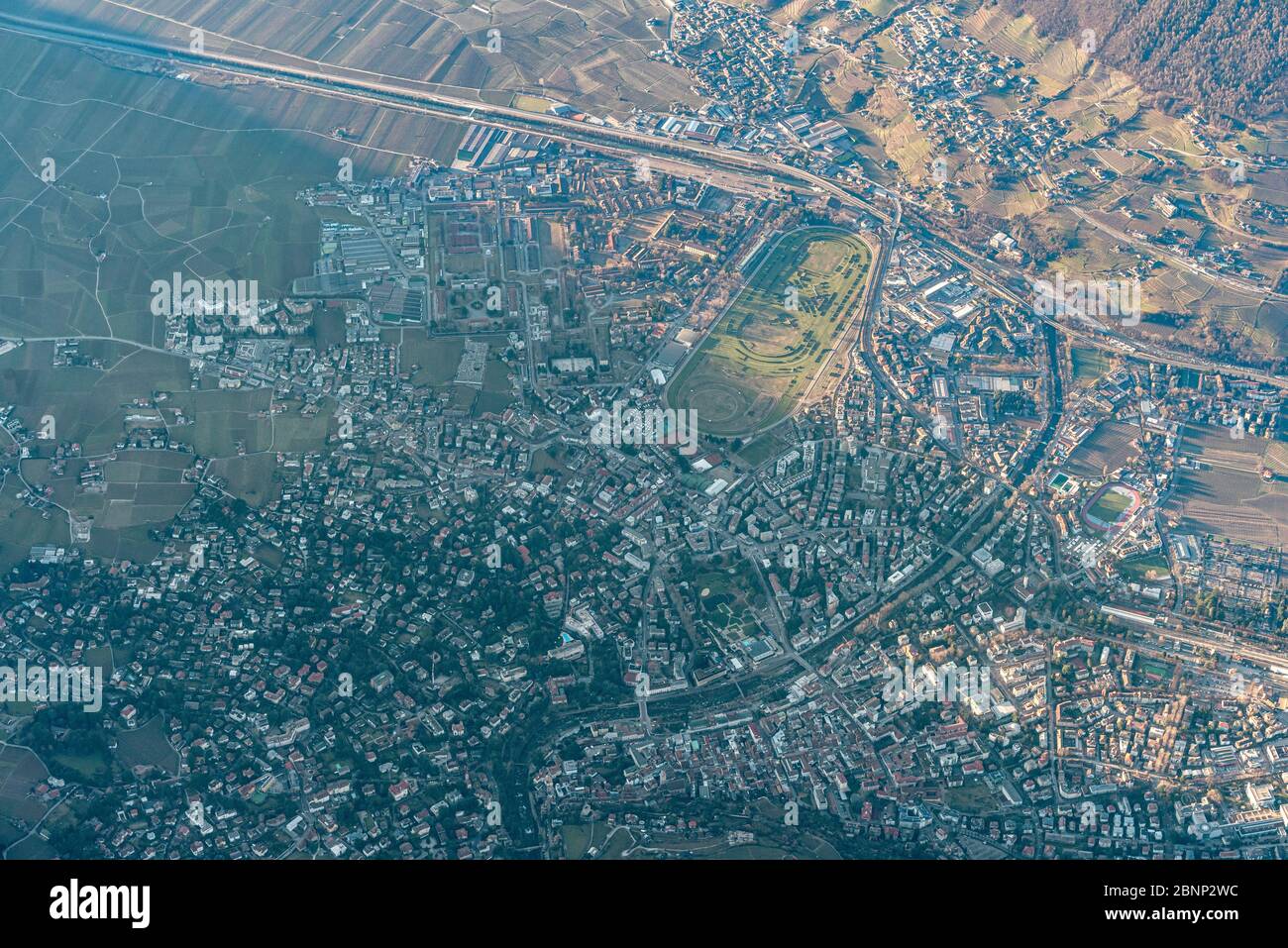 Merano, Alto Adige, Italia, Europa. Attraversando le Alpi in mongolfiera. Vista dal mongolfiera sulla città termale di Merano Foto Stock