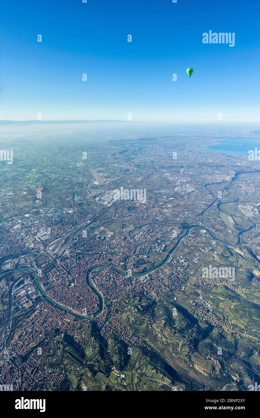 Verona, Veneto, Italia, Europa. Attraversando le Alpi in mongolfiera. Il mongolfiera raggiunge la Valle del po. La città di Verona in basso a sinistra, il Lago di Garda a destra Foto Stock