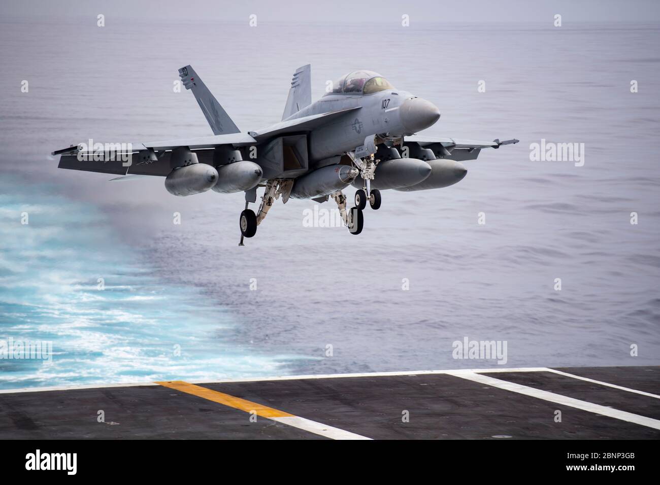 Un US Navy F/A-18F Super Hornet aereo da combattimento attaccato al Redcks of Strike Fighter Squadron 22, decade dal ponte di volo della portaerei USS Nimitz durante una pattuglia di routine 9 maggio 2020 nell'Oceano Pacifico. Foto Stock