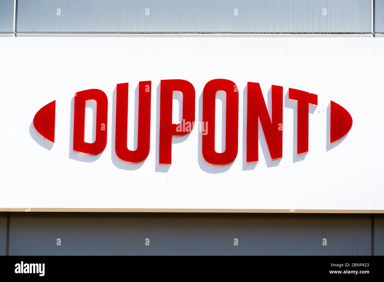 10 maggio 2020 Sunnyvale / CA / USA - il logo DuPont è stato visualizzato al Silicon Valley Technology & Innovation Center; DuPont de Nemours, Inc è un'America Foto Stock