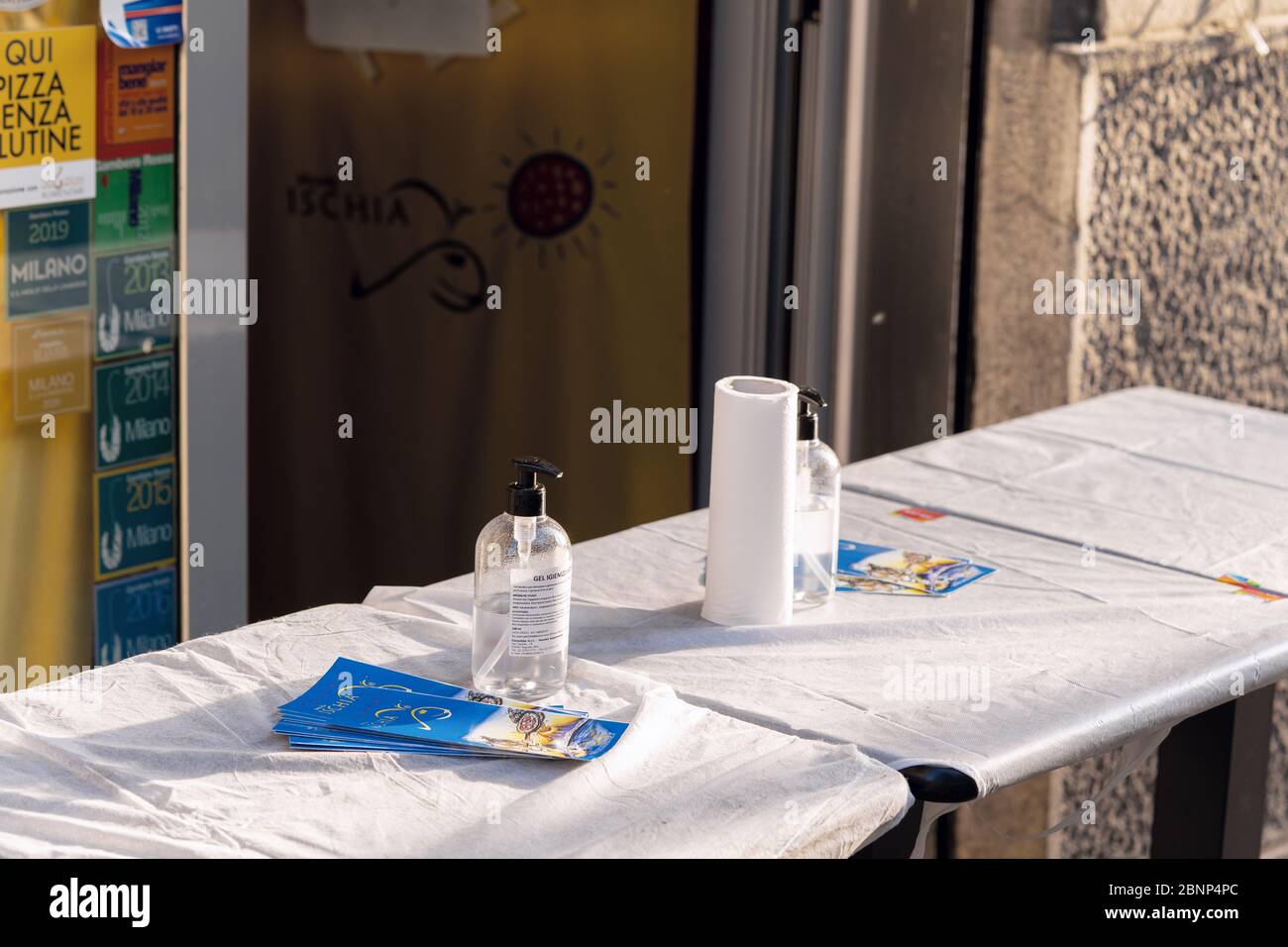 Milano, Italia - 8 maggio 2020. Igienizzatore per le mani o gel antisettico all'ingresso del caffè. Riapertura di ristoranti dopo covid-19 pandemic lockdown A. Foto Stock