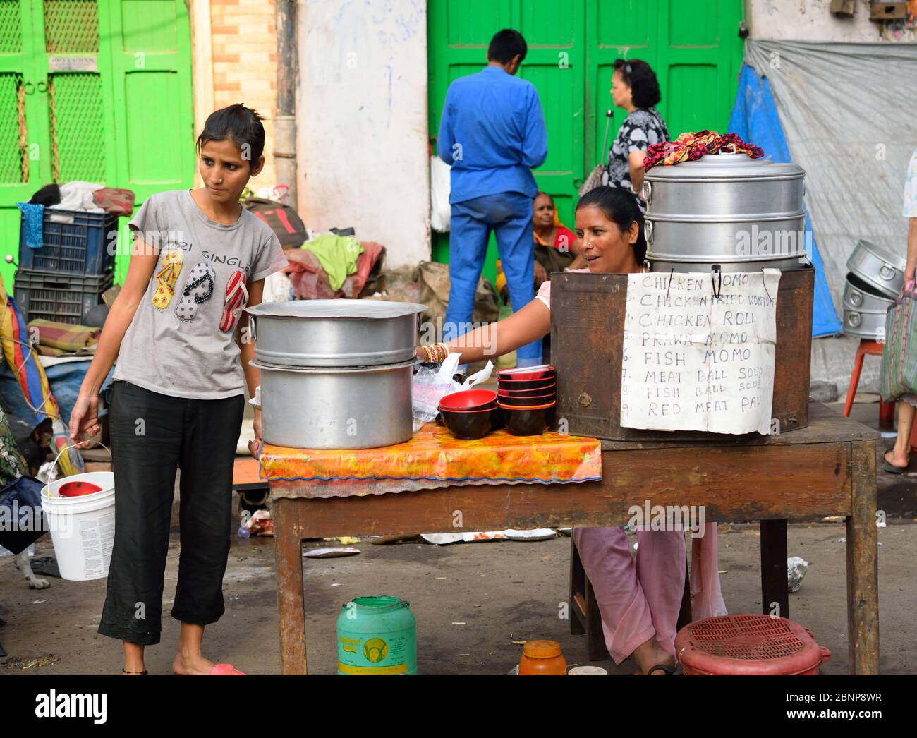 Un fornitore di strada che vende momo, un tipo di gnocchi riempito al vapore in una bancarella stradale. Foto Stock