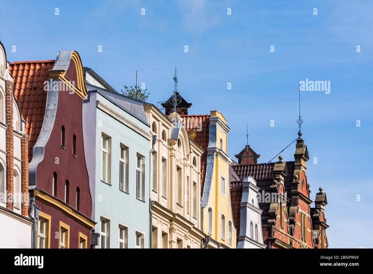 Germania, Meclemburgo-Pomerania occidentale, costa del Mar Baltico, Stralsund, città vecchia, case storiche, case con tetto, facciate di case Foto Stock