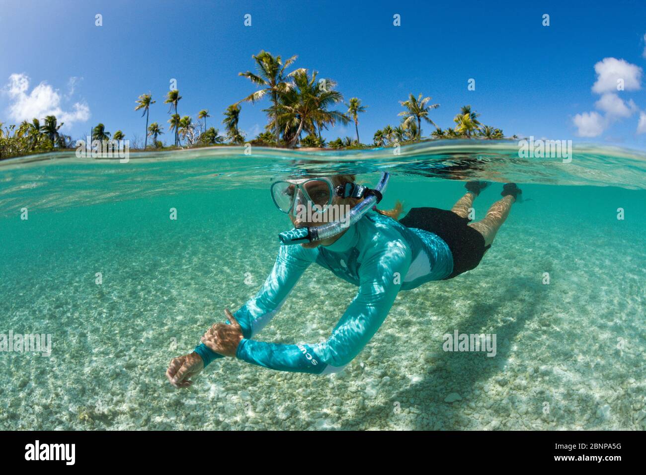 Snorkeling In Polinesia Francese, Atollo Di Apataki, Tuamotu Archipel, Polinesia Francese Foto Stock Snorkeling In Polinesia Francese, Atollo Di Apataki, Tuamotu Archipel, Polinesia Francese Foto Stock