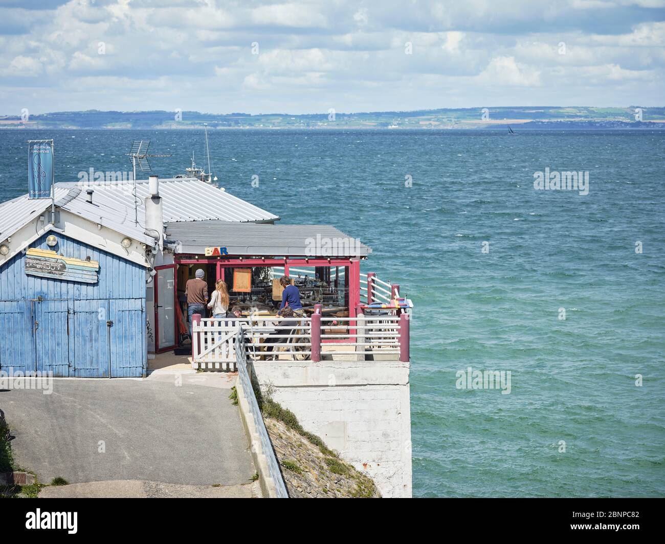 Il ristorante 'le Bigorneau Amoureux', nei primi giorni di primavera, sul ripido pendio vicino alla spiaggia 'Plage des Dames' a Douarnenez in Bretagna Foto Stock