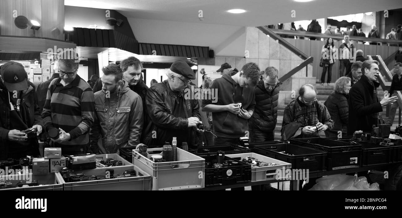 Collezionisti navigare attraverso uno scambio di foto, Photographica, Fellbach, Baden-Württemberg, Germania Foto Stock