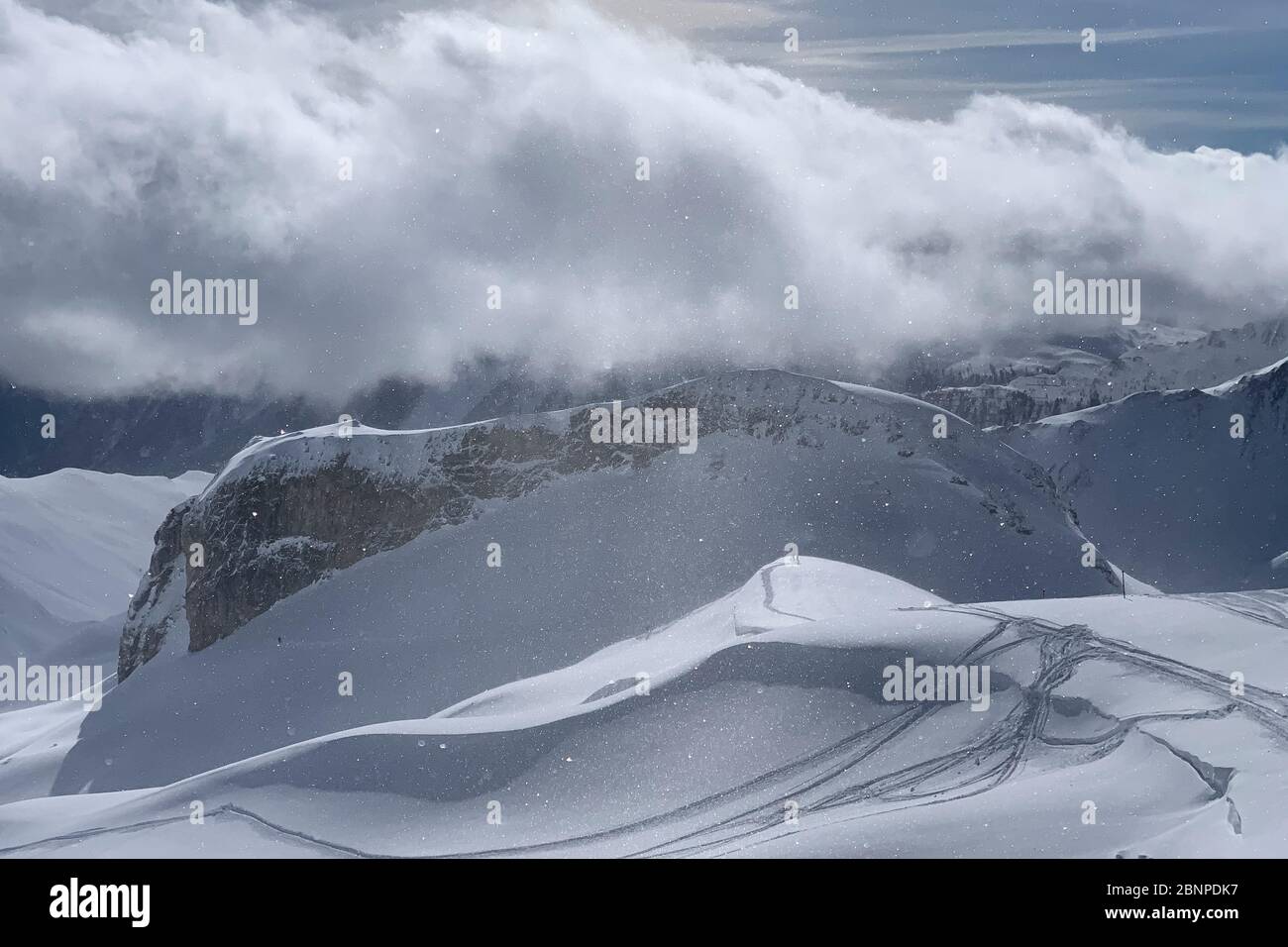 Svizzera, Graubünden, Samnaun, Alp Trida, nevi flurries sul Muller Foto Stock