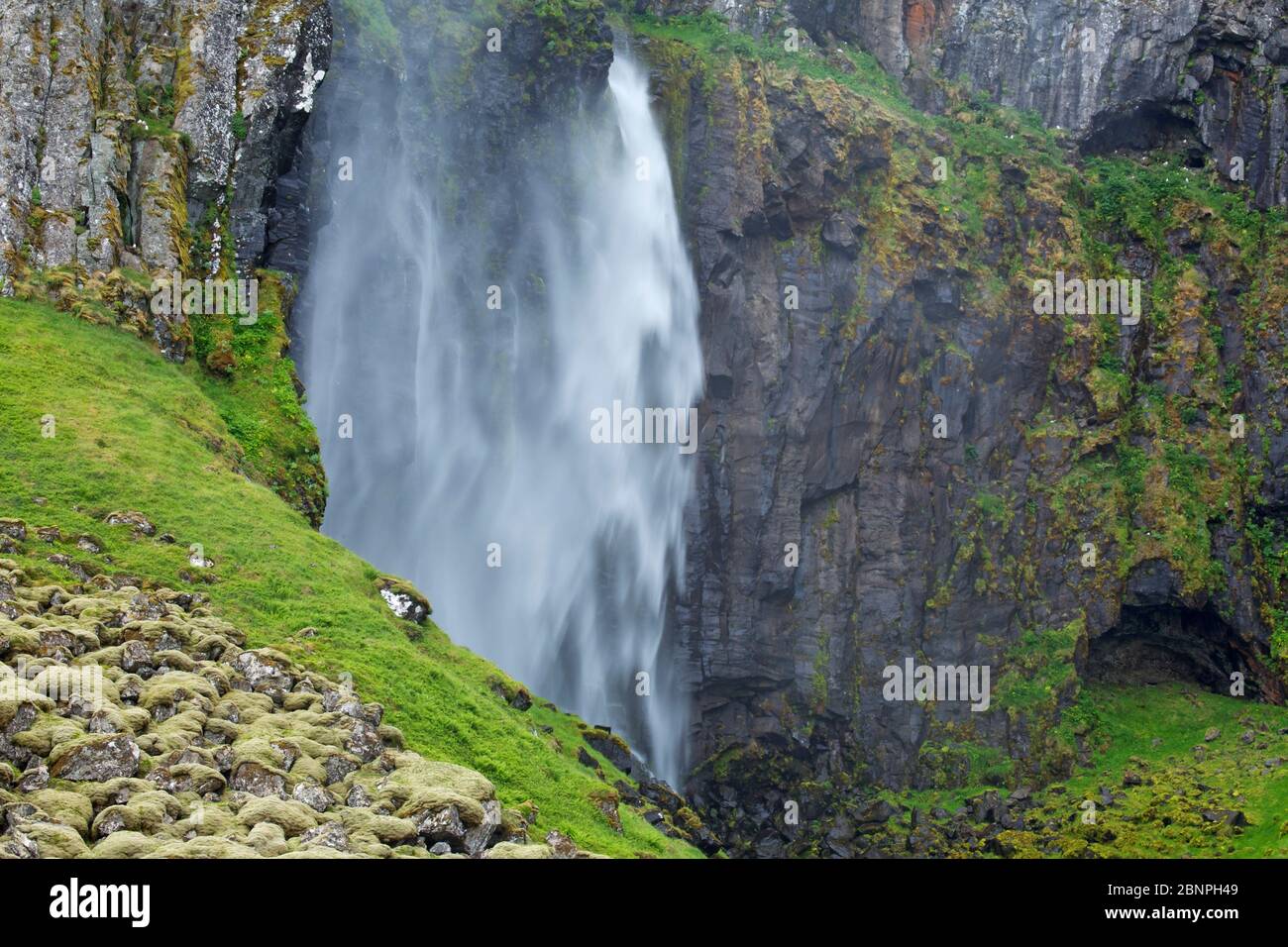 La cascata Grundarfoss cade a Grundarfjoerdur 70 m su una parete rocciosa. Foto Stock