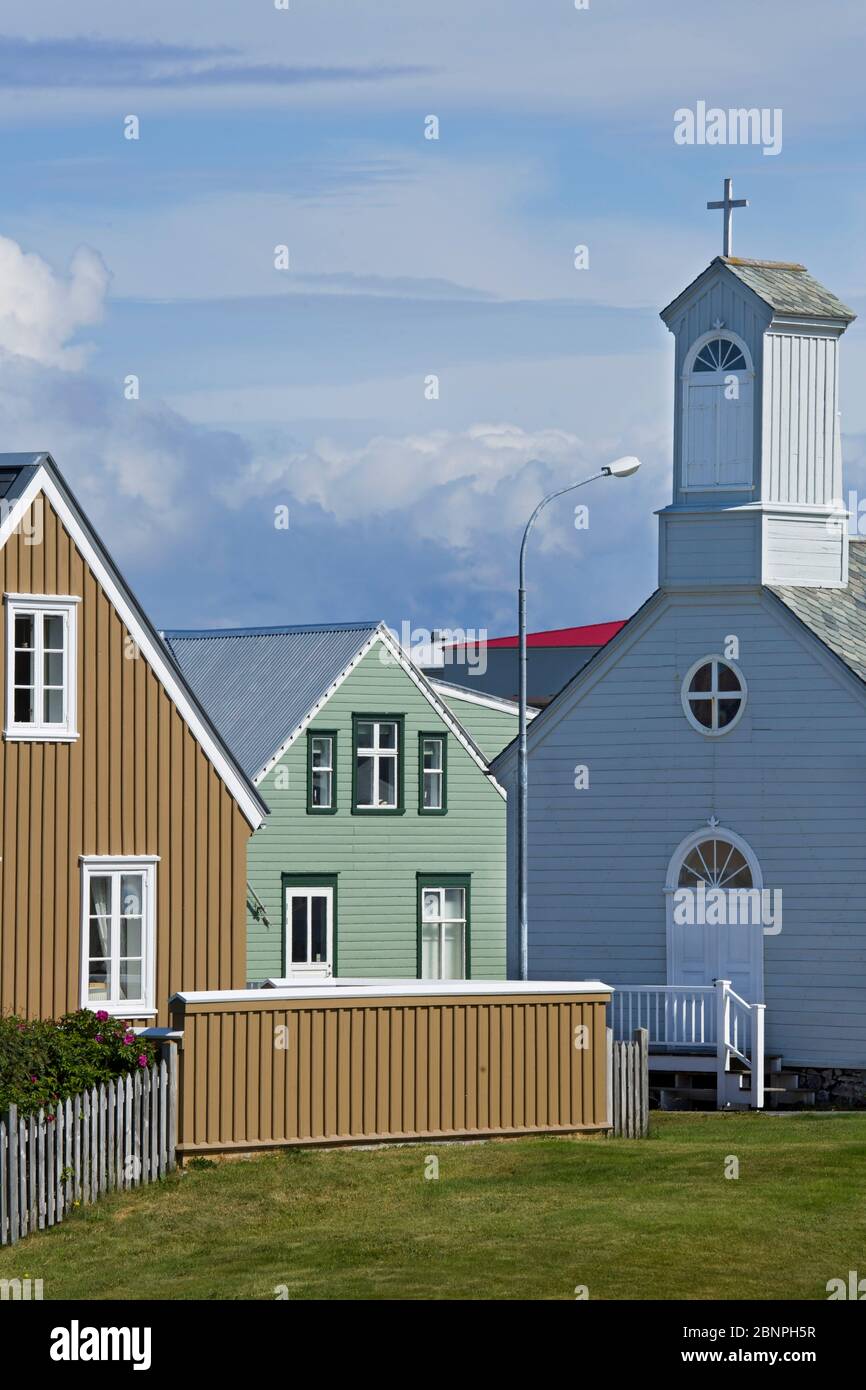 La parte vecchia dello Stykisholmur, sulla sinistra la 'Fruarhusid', una casa commerciale danese del 1858 e sulla destra la vecchia chiesa del 1878. Foto Stock