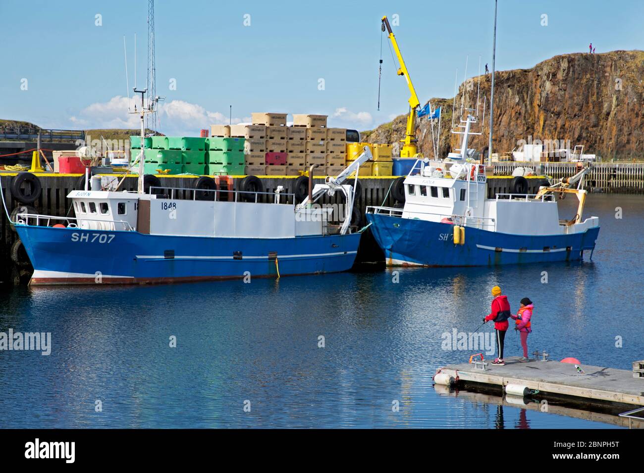 Navi da pesca nel porto di Stykisholmur. Foto Stock