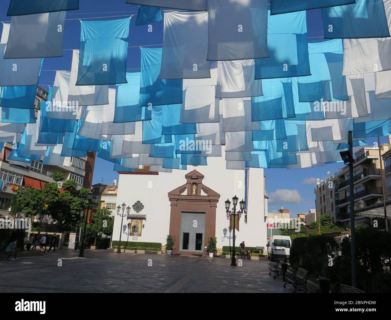 Fuengirola, Spagna - 4 Ottobre 2017: Blu e bandiere bianche in Fuengirola piazza della chiesa, Andalusia Foto Stock