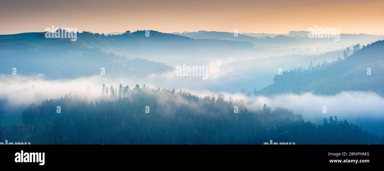 Paesaggio collinare con nebbia al Hohenwartsalsperre all'alba, Obere Saale, Parco Naturale dei Monti Slate Turingia, Turingia, Germania Foto Stock