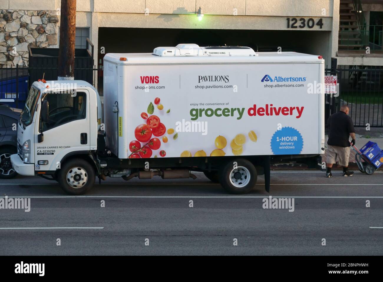 Los Angeles, CA / USA - 8 maggio 2020: Un Vons, Pavilions, e Albertsons negozi di alimentari di consegna camion è mostrato parcheggiato su una strada della città. Foto Stock
