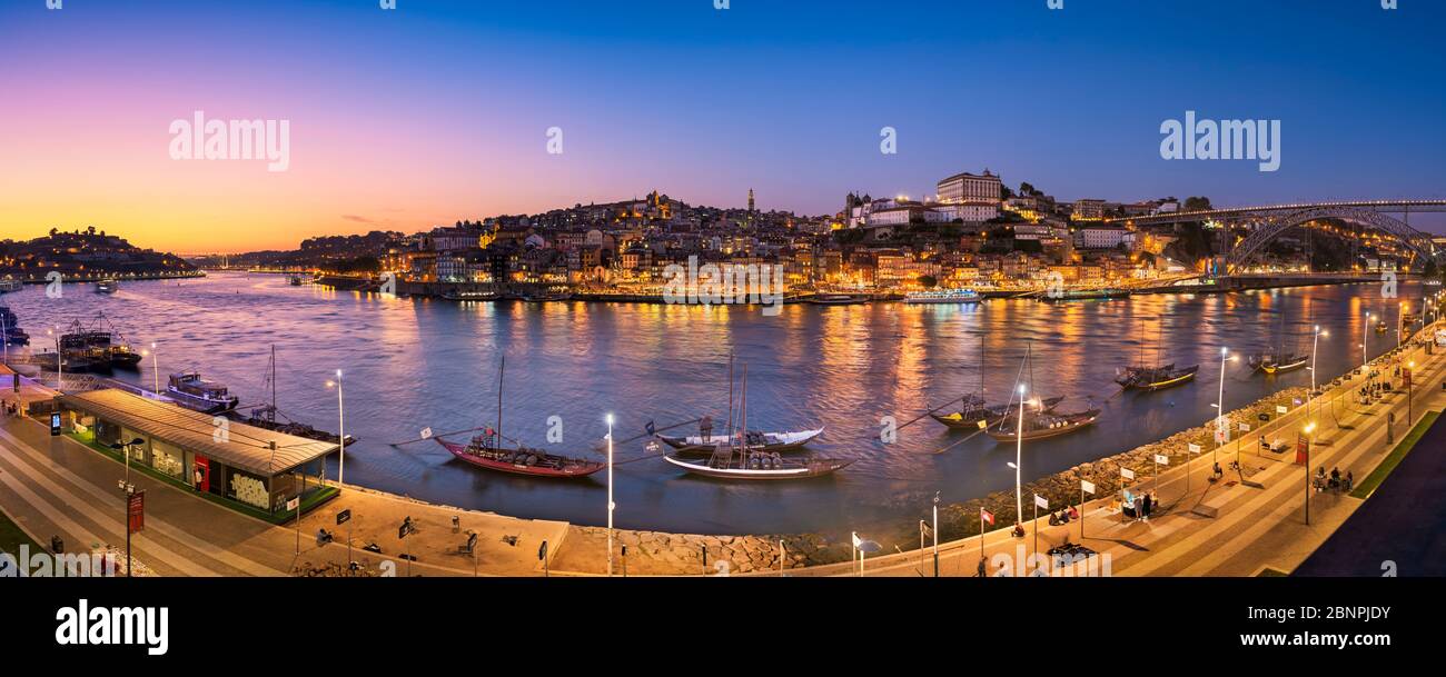 Panorama di Porto con il ponte Dom Luiz e le tradizionali barche di trasporto del vino porto, Portogallo Foto Stock