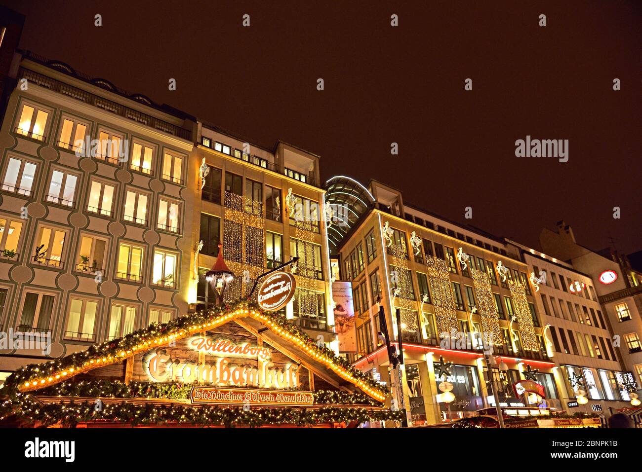 Europa, Germania, Baviera, Monaco, Città, Kaufinger Strasse, Passage Kaufinger Tor con decorazione natalizia, Foto Stock