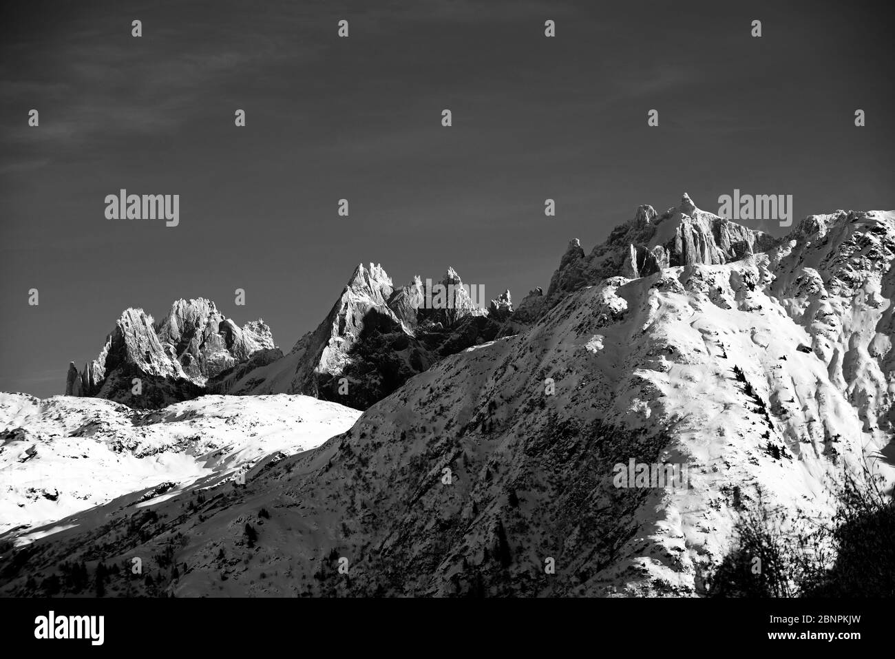 Francia, alta Savoia, Alpi, Aiguilles de Chamonix (da sinistra a destra: Aiguille du Grepon, de Blaitiere e du Plan) Foto Stock