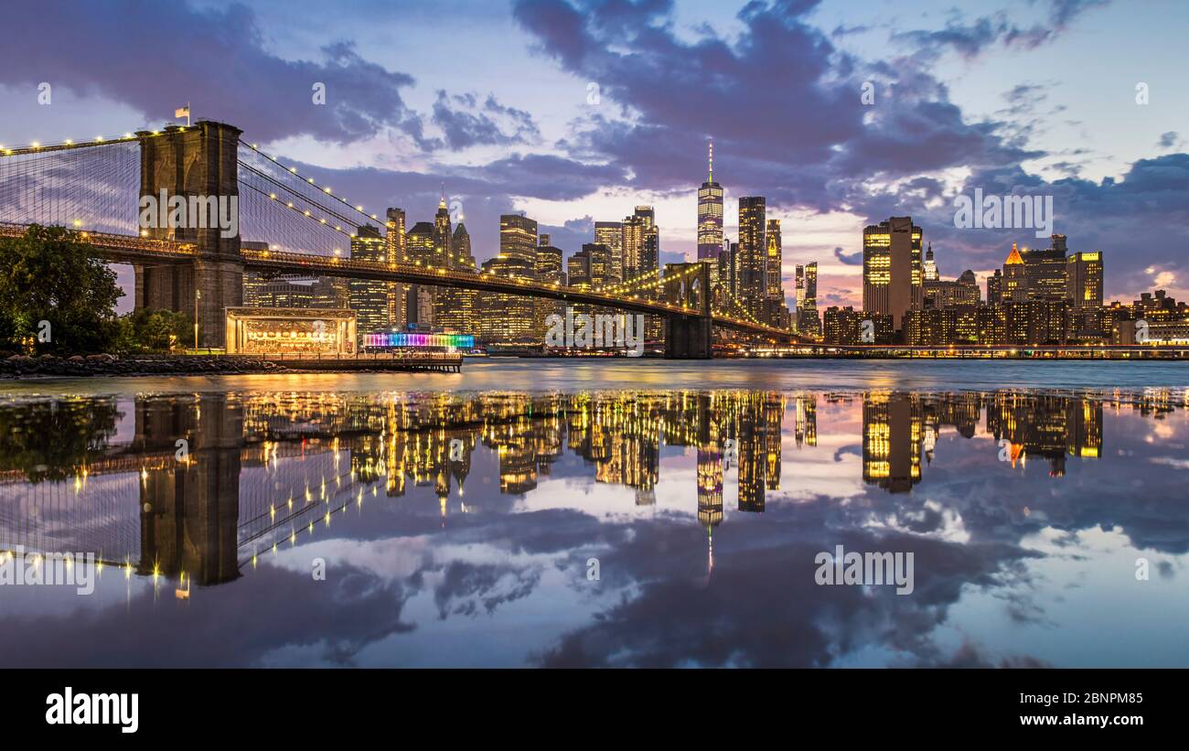 Lower Manhattan E Brooklyn Bridge, New York City Foto Stock
