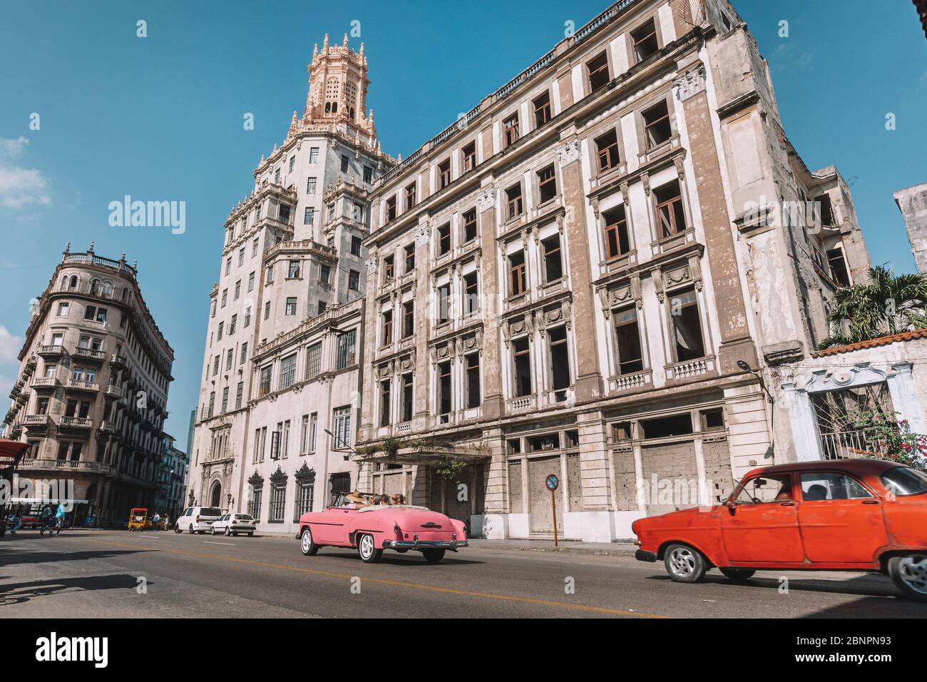 Vecchio edificio abbandonato in stile coloniale su una strada a l'Avana. Foto Stock