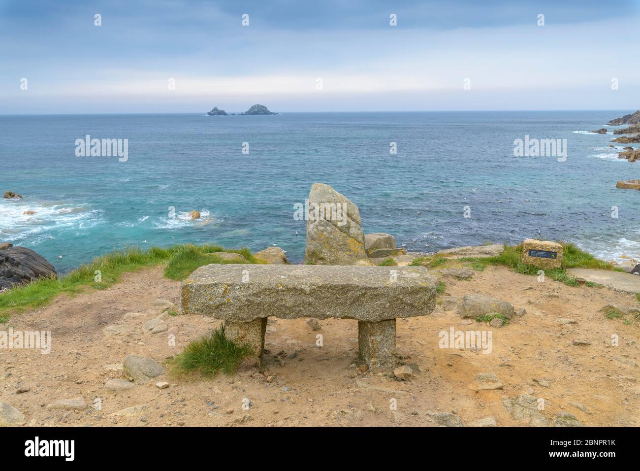 Baia rocciosa con panca, Porth Nanven, Penzance, Cornovaglia, Inghilterra sud-occidentale, Inghilterra, Regno Unito, Europa Foto Stock