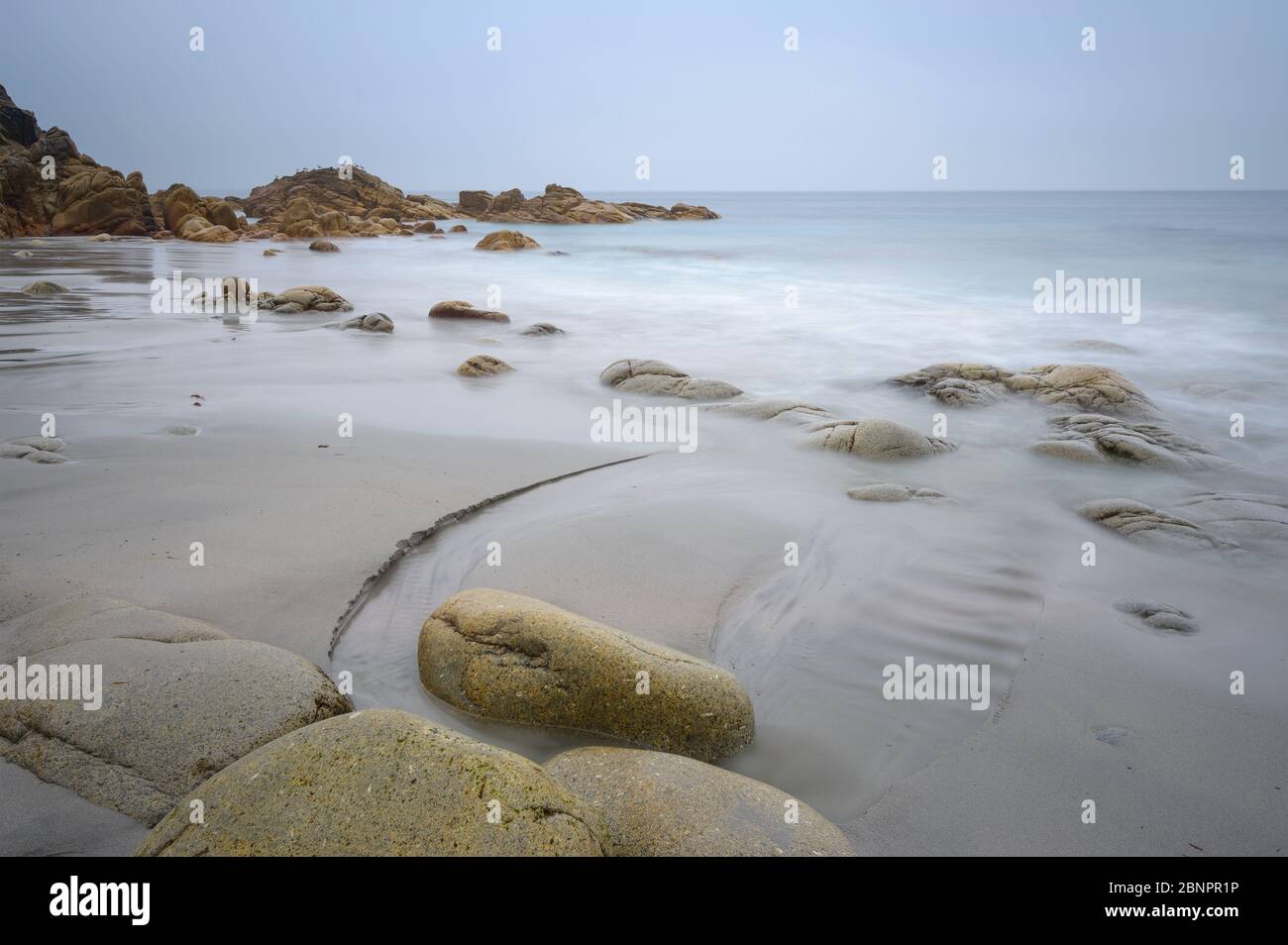 Baia rocciosa con massi, Porth Nanven, Penzance, Cornovaglia, Inghilterra sud-occidentale, Inghilterra, Regno Unito, Europa Foto Stock