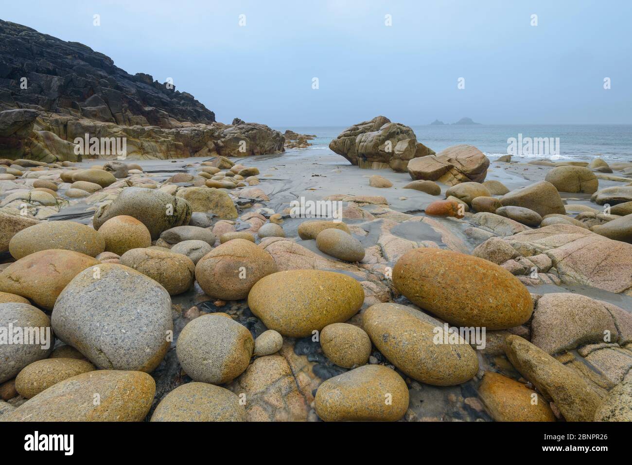 Baia rocciosa con massi, Porth Nanven, Penzance, Cornovaglia, Inghilterra sud-occidentale, Inghilterra, Regno Unito, Europa Foto Stock