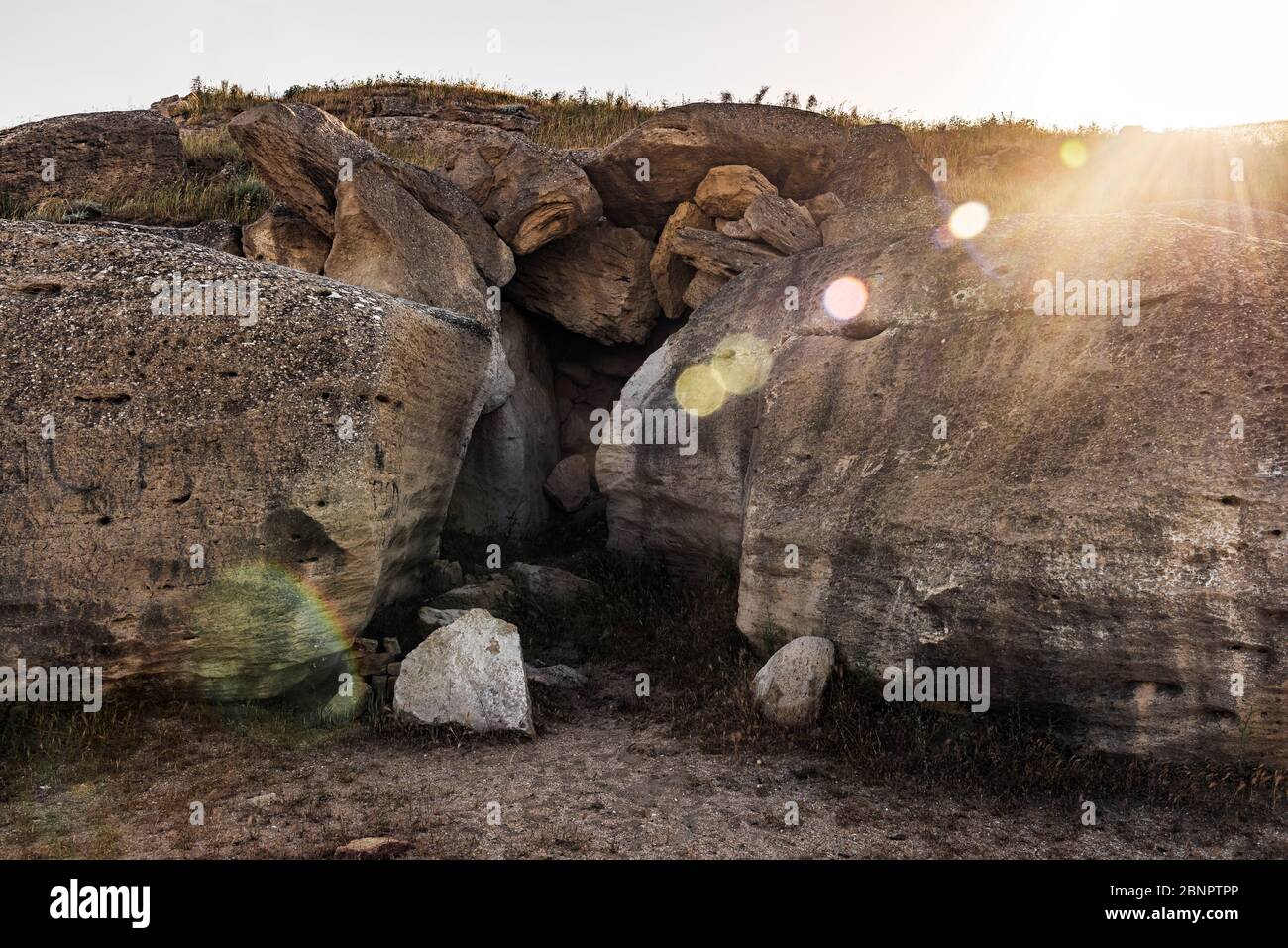 Frammenti di roccia all'ingresso della grotta Foto Stock