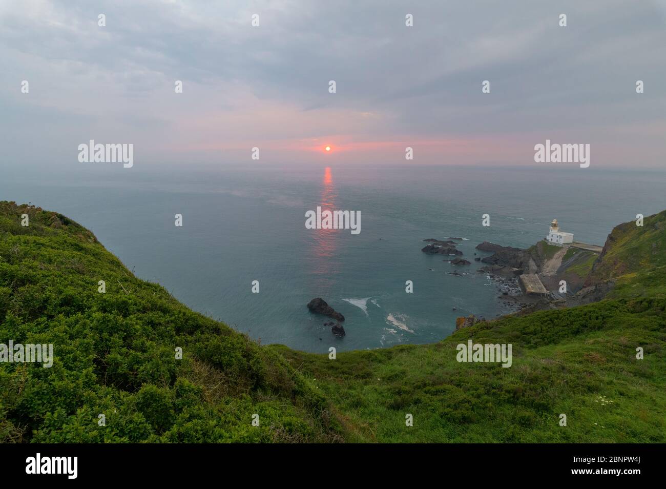 Hartland Point Lighthouse at Sunset, Hartland Point, Bideford, North Devon, Devon, Inghilterra, Regno Unito, Europa Foto Stock