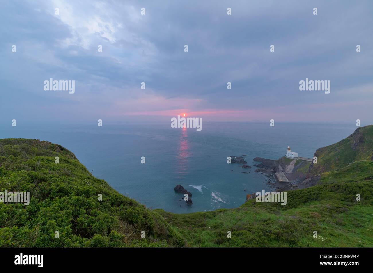 Hartland Point Lighthouse at Sunset, Hartland Point, Bideford, North Devon, Devon, Inghilterra, Regno Unito, Europa Foto Stock