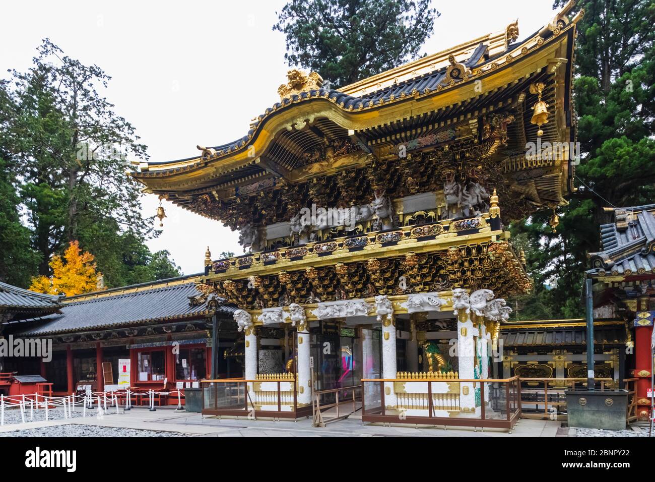 Giappone, Honshu, Prefettura di Tochigi, Nikko, il Santuario Toshogu, la Porta Yomeimon Foto Stock