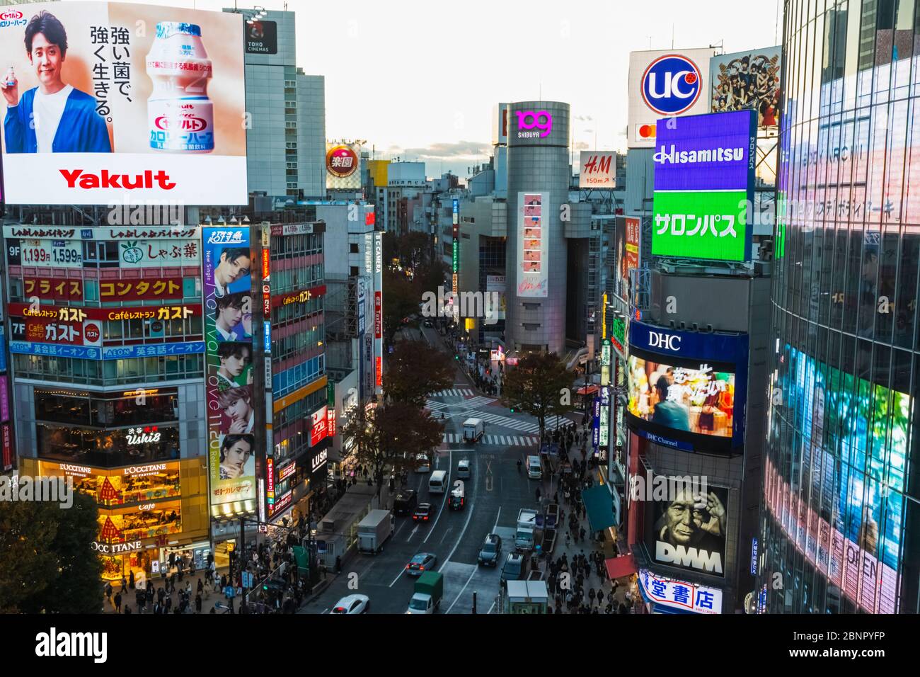 Giappone, Honshu, Tokyo, Shibuya, luci notturne e sullo skyline Foto Stock
