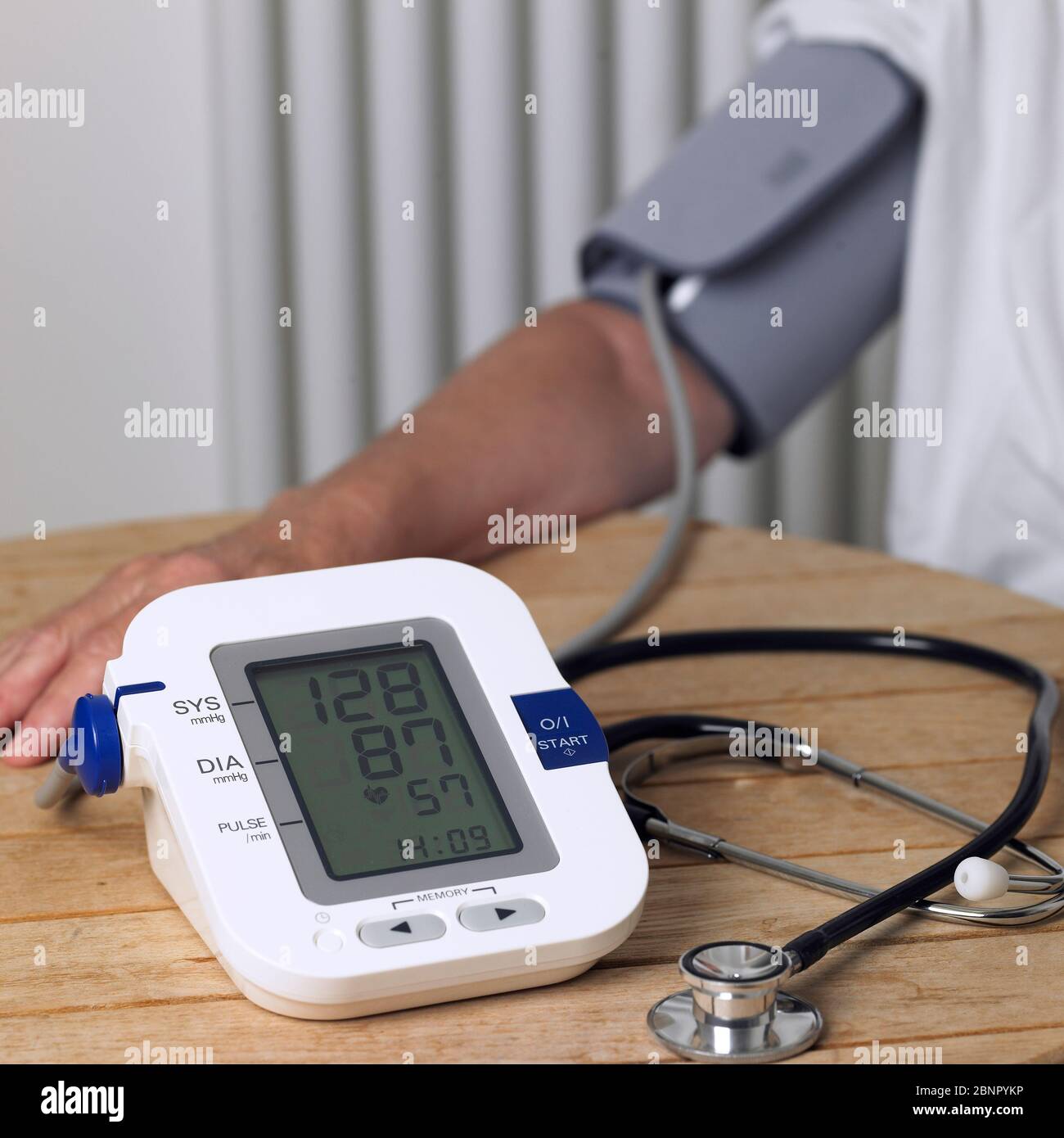 Monitor digitale della frequenza cardiaca per la pressione sanguigna utilizzato su pazienti sottoposti a chirurgia GP Foto Stock