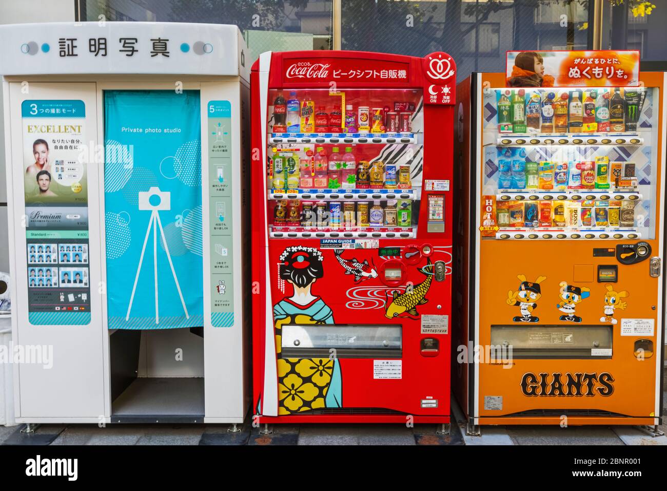Giappone, Honshu, Tokyo, Asakusa, Distributore Automatico Di Bevande Street E Photo Booth Foto Stock