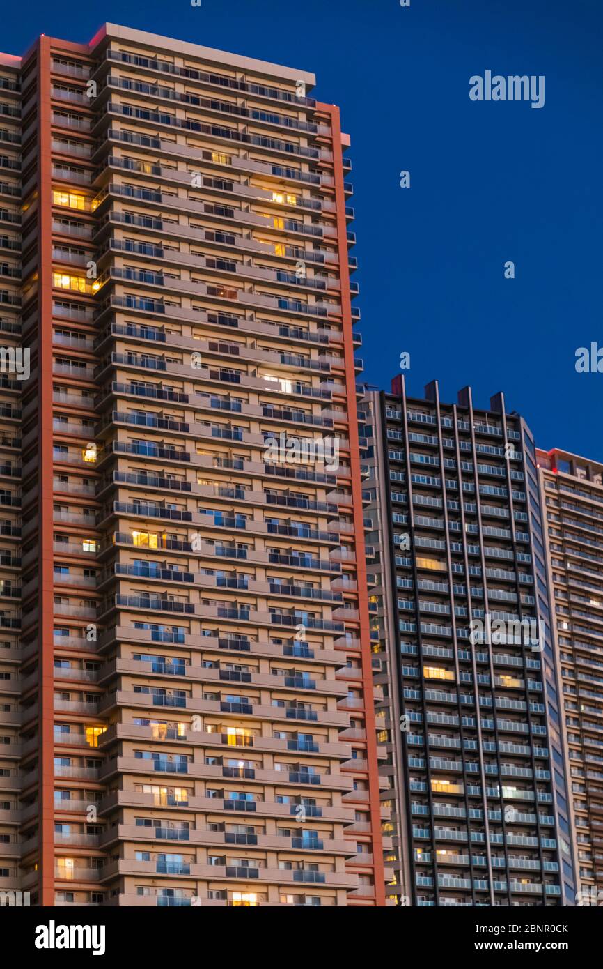 Giappone, Honshu, Tokyo, Toyosu, Shinonome Waterfront High-Rise Apartments Blocchi Di Notte Foto Stock