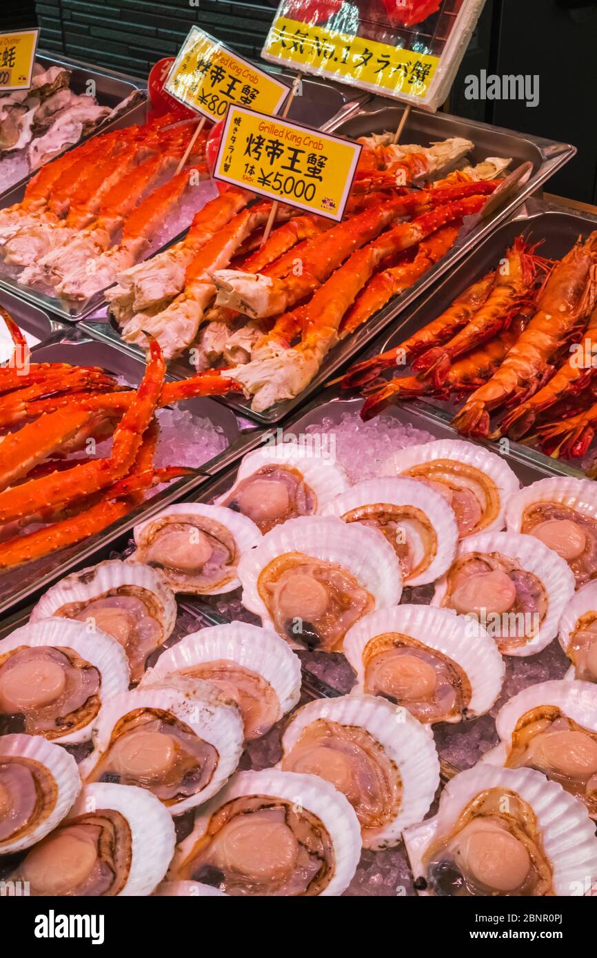 Giappone, Honshu, Tokyo, Tsukiji, Mercato Esterno Di Tsukiji, Mostra Di Scallops E Gambe King Crab Foto Stock