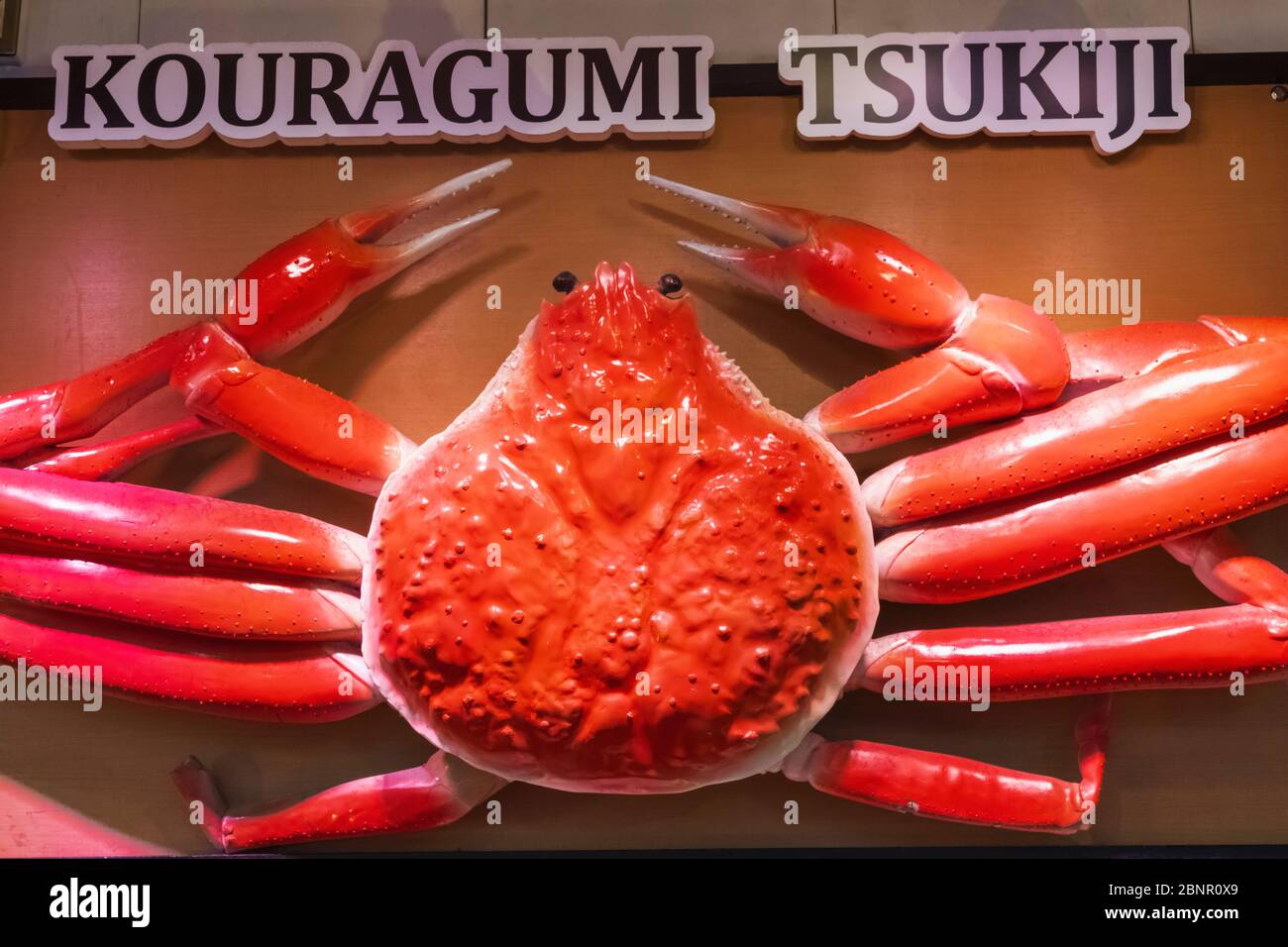 Giappone, Honshu, Tokyo, Tsukiji, Mercato Esterno Di Tsukiji, Segno Pubblicitario Del Crab Restaurant Che Mostra Enorme Granchio Del Re Foto Stock