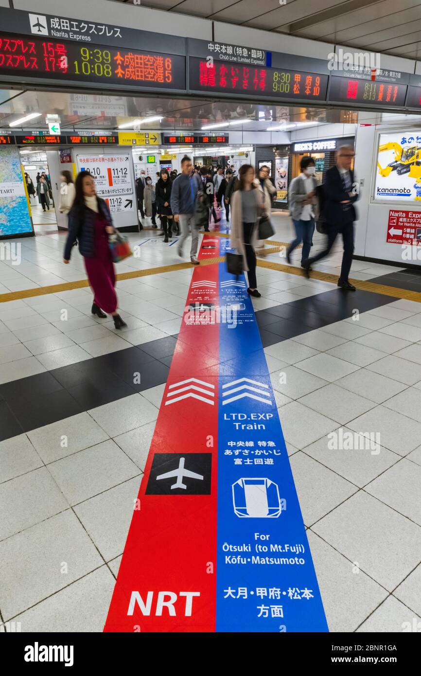 Giappone, Honshu, Tokyo, Shinjuku, Stazione Ferroviaria Di Shinjuku, Percorsi Di Direzione Colorati Bilingui Mostrati Al Piano Della Stazione Foto Stock
