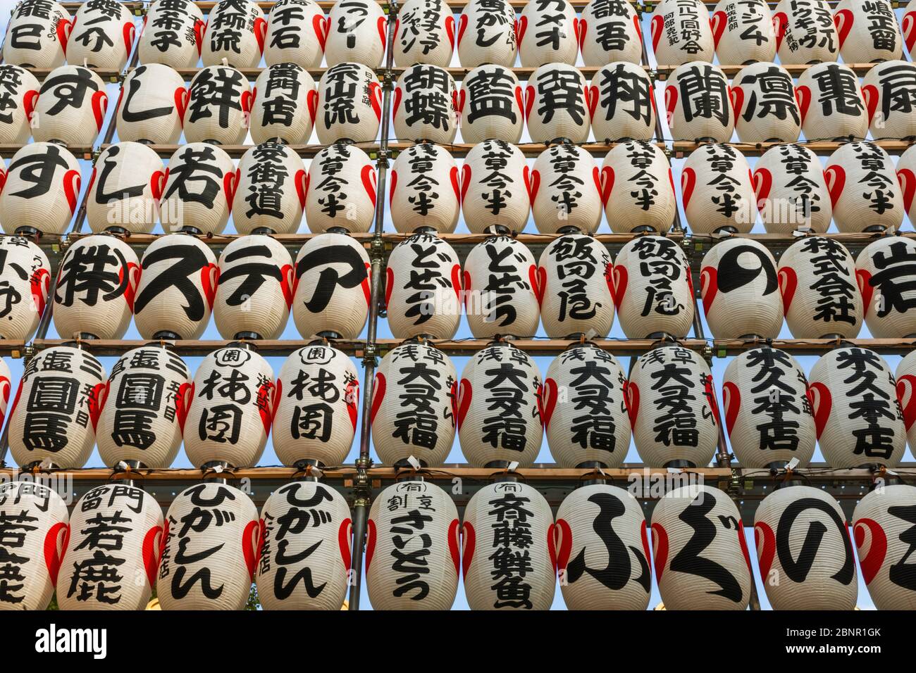 Giappone, Honshu, Tokyo, Taito-ku, Santuario di Otori, Rake Decorativi Di Buona Fortuna chiamato Kumade per la vendita al Tori-no-Ichi Festival che si tiene Ogni Anno nel mese di novembre Foto Stock