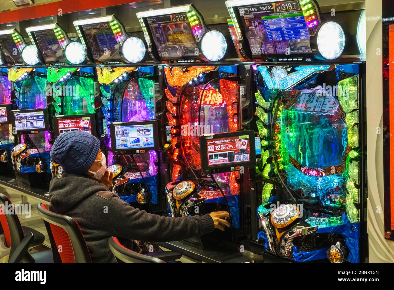 Giappone, Honshu, Tokyo, Pachinko Parlor, Vista Interna Di Single Man Playing Pachinko Foto Stock