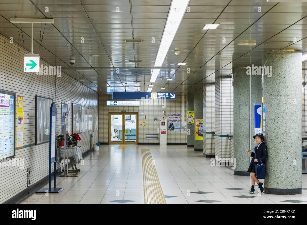 Giappone, Honshu, Tokyo, Linea Metropolitana Yurakacho, Piattaforma Della Stazione Di Tatsumi Foto Stock