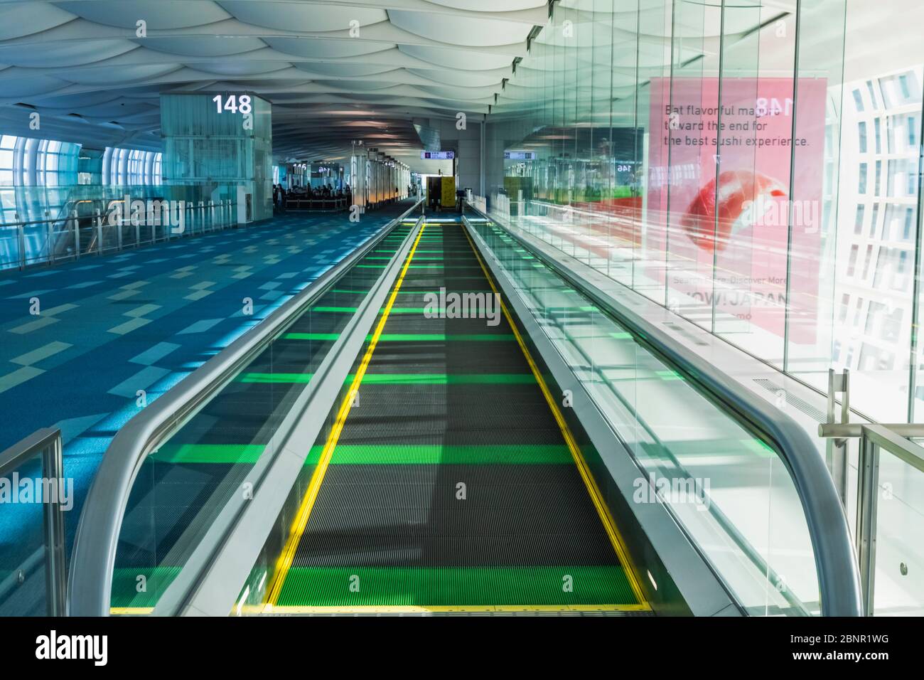 Giappone, Honshu, Tokyo, Aeroporto Haneda, Terminal Internazionale, Cancelli Partenze Moving Escalator Foto Stock