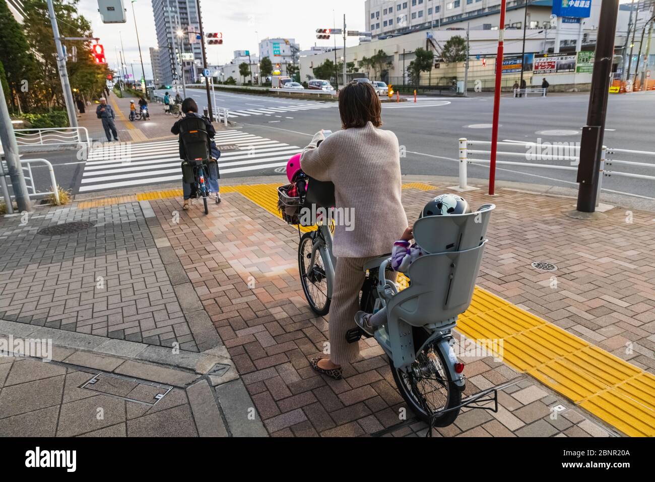Giappone, Honshu, Tokyo, Donne E Bambini In Bicicletta Foto Stock