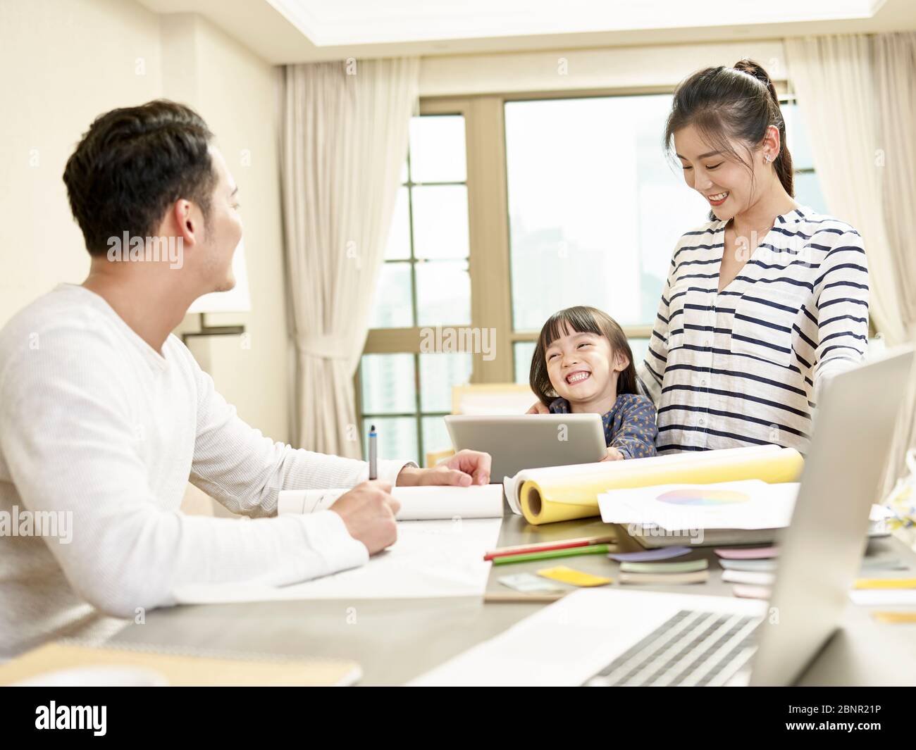 giovane famiglia asiatica con un bambino che rimane a casa felice e allegro Foto Stock